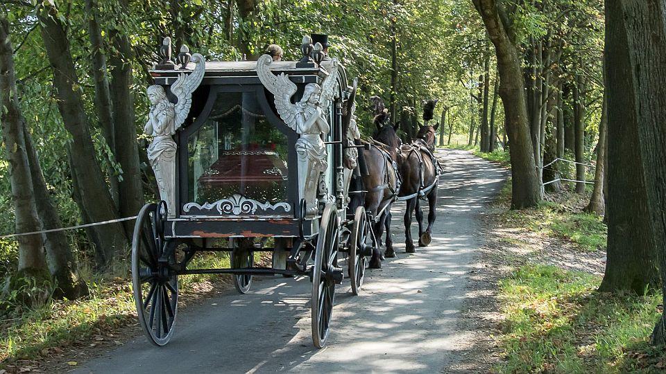 Kočár na cestě poslední aneb když jsou koně ve službách pohřebnictví