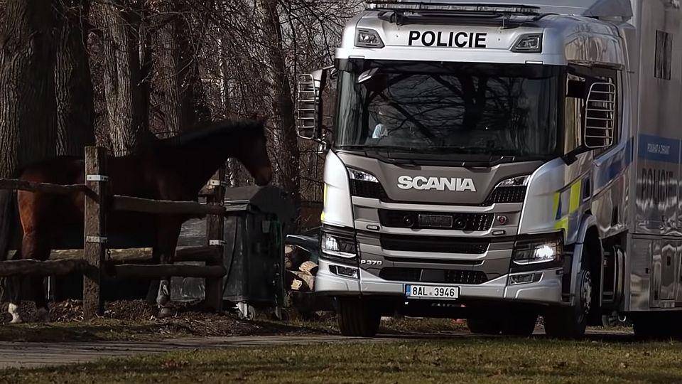 Komfortní cestování policejních koní. Auto za téměř osm milionů korun