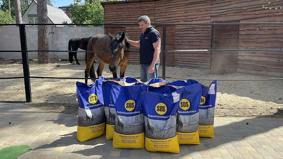 Nadace nově vyrábí krmiva pro koně na Ukrajině, kteří potřebují pomoc