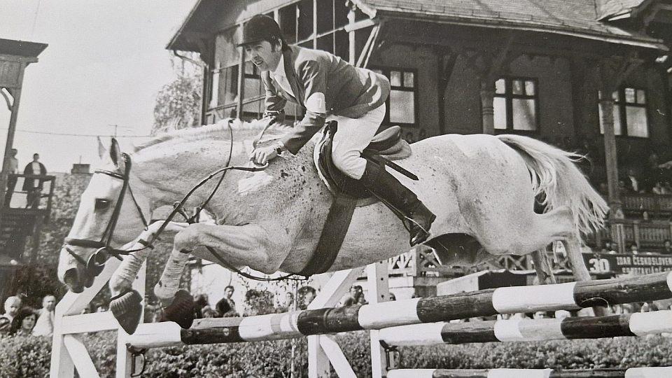 Před koněm by měl každý člověk smeknout, říká skokový trenér Alois Starosta
