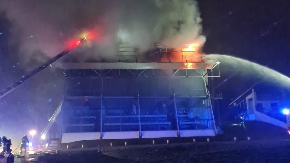 Na závodišti v Mnichově hořela tribuna, hasiči mluví o velkých škodách