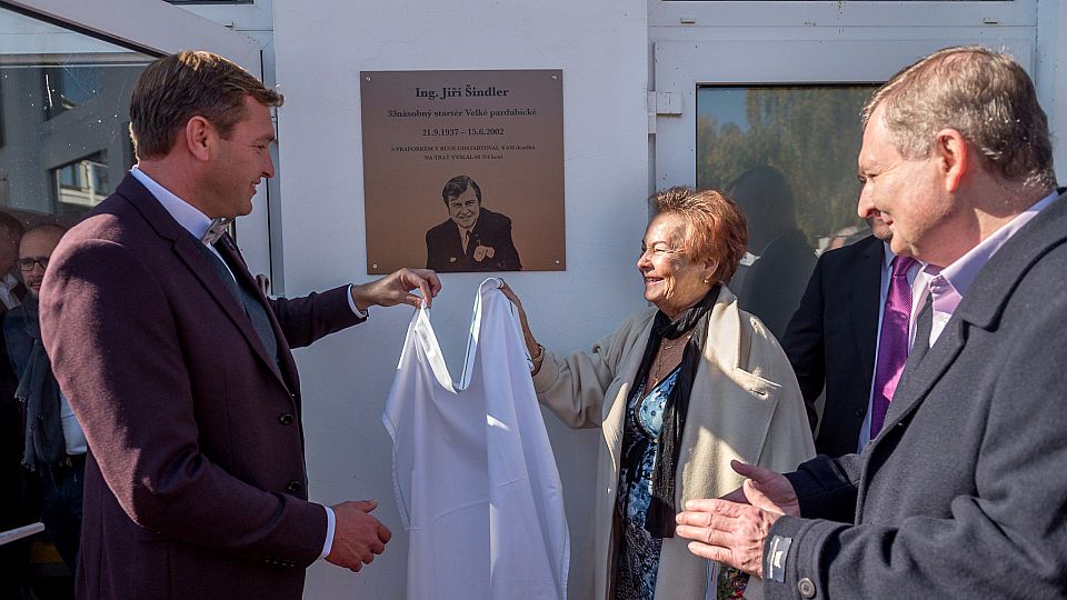 Startér Velké pardubické Jiří Šindler má na závodišti pamětní desku