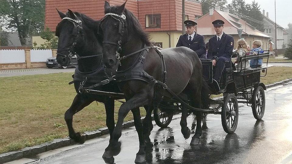 Prvňáčci z Kladrub jeli poprvé do školy kočárem NH