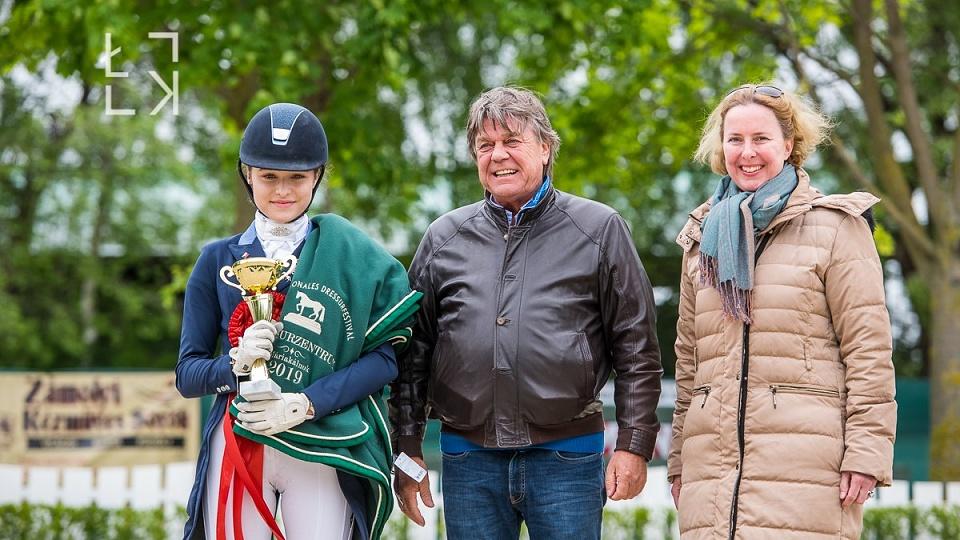 Česká vlajka na bedně v závěru CDI Máriakálnok. Vavříková brala bronz