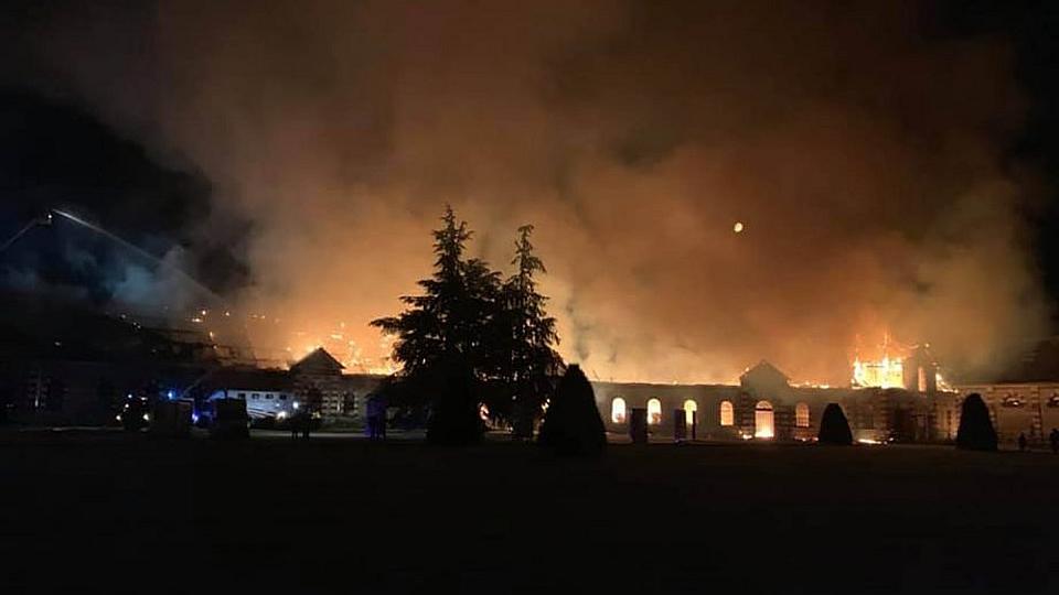 Rozsáhlý požár zdevastoval značnou část stájí v hřebčíně v Saint-Lô