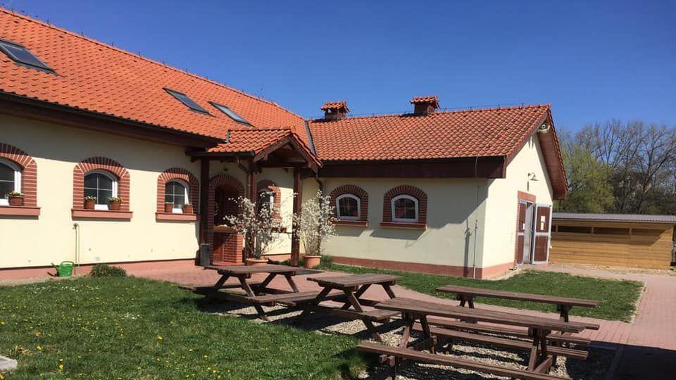 Stáj Arcos je kompaktní areál s výhodnou polohou, pochvaluje si Zigová