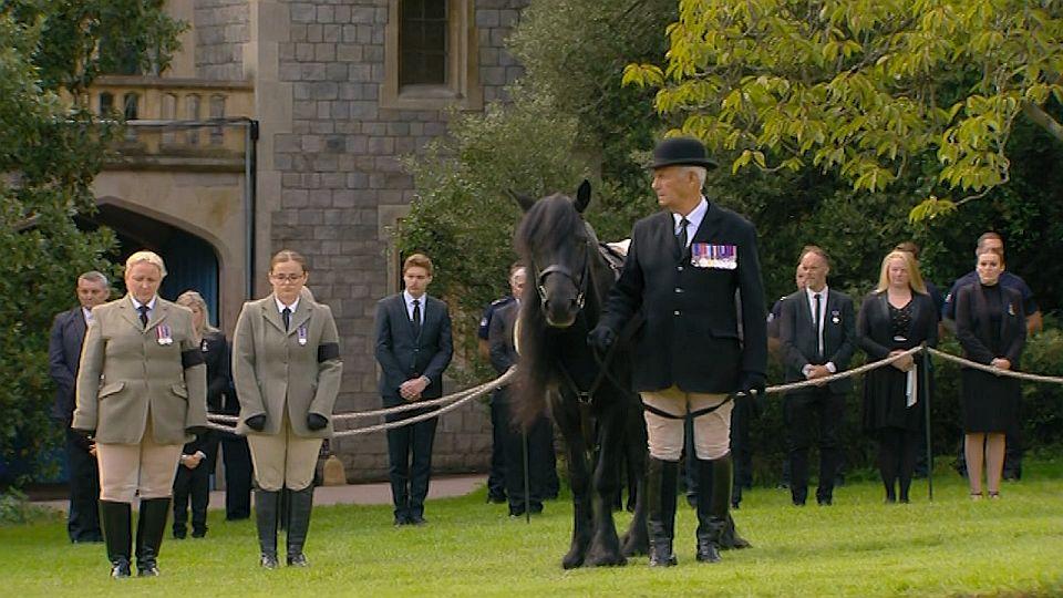 Posledního rozloučení se zúčastnil také královnin oblíbený poník Emma