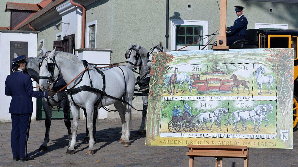 Starokladrubští koně s poštovním vozem byli u křtu známek a knihy