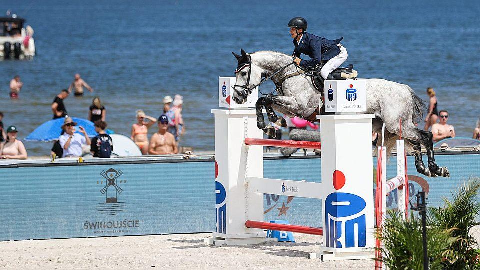 Koně na pláži: Polské Miami hostilo letní Cavaliadu. GP vyhrál Jüngel